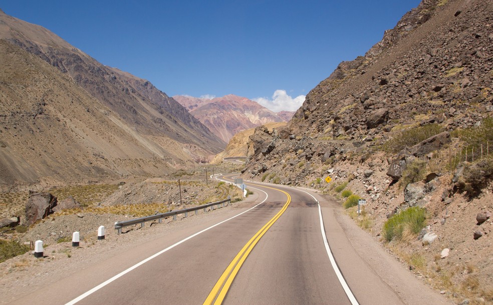 A Ruta Nacional 7 da Argentina faz parte da Rota Panamericana e tem seu trajeto pelos Andes entre Mendoza e Santiago do Chile — Foto: Getty Images