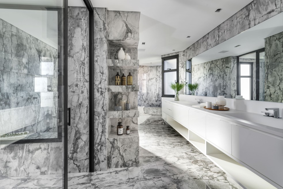 Este banheiro, assinado pela arquiteta Andrea Balastreire foi totalmente revestido em mármore — Foto: Renato Navarro