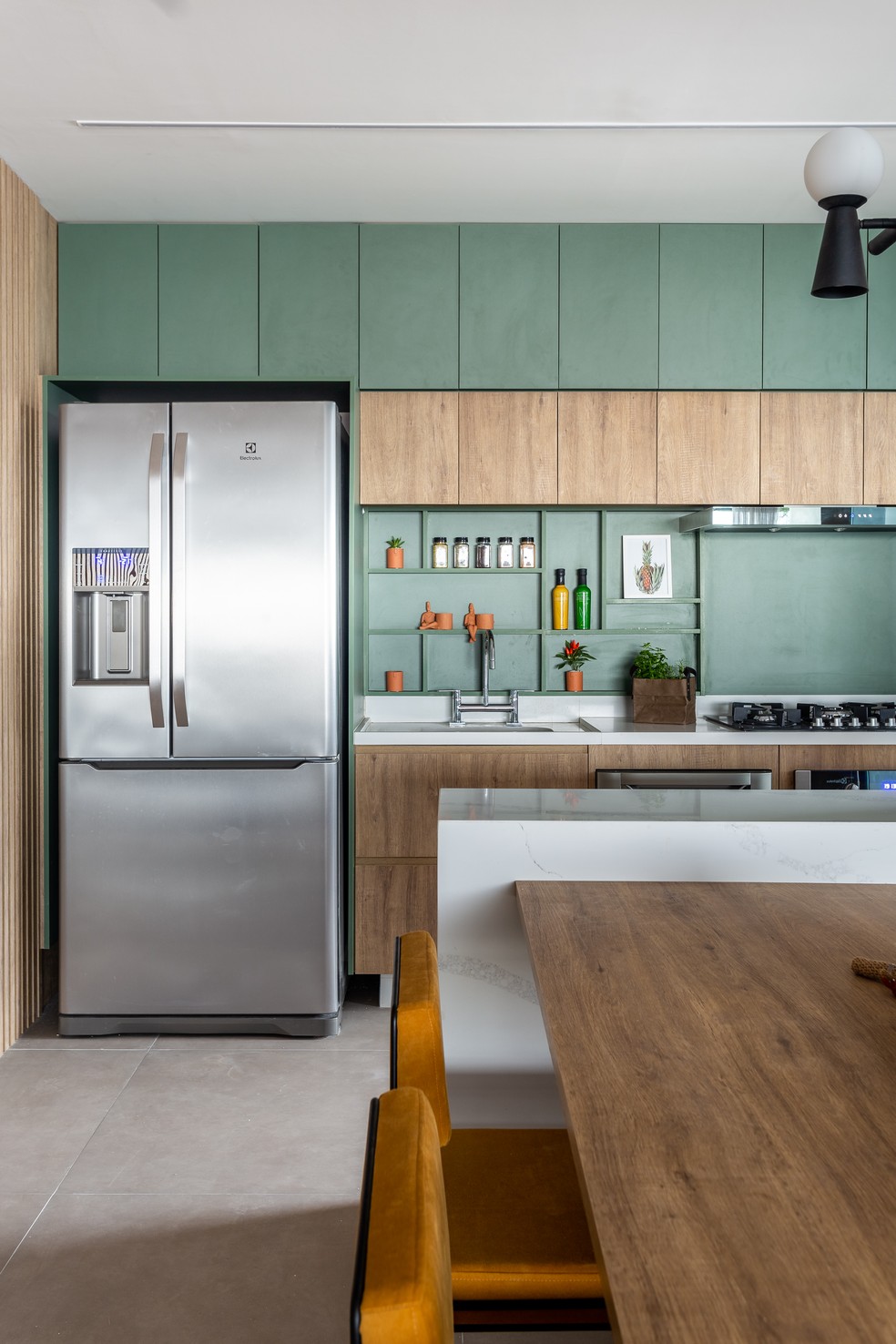 Detalhe da cozinha aberta com marcenaria colorida — Foto: Kelly Queiroz