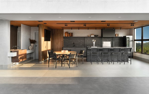 Casa de 1500 m² possui living com pé-direito duplo e décor atemporal