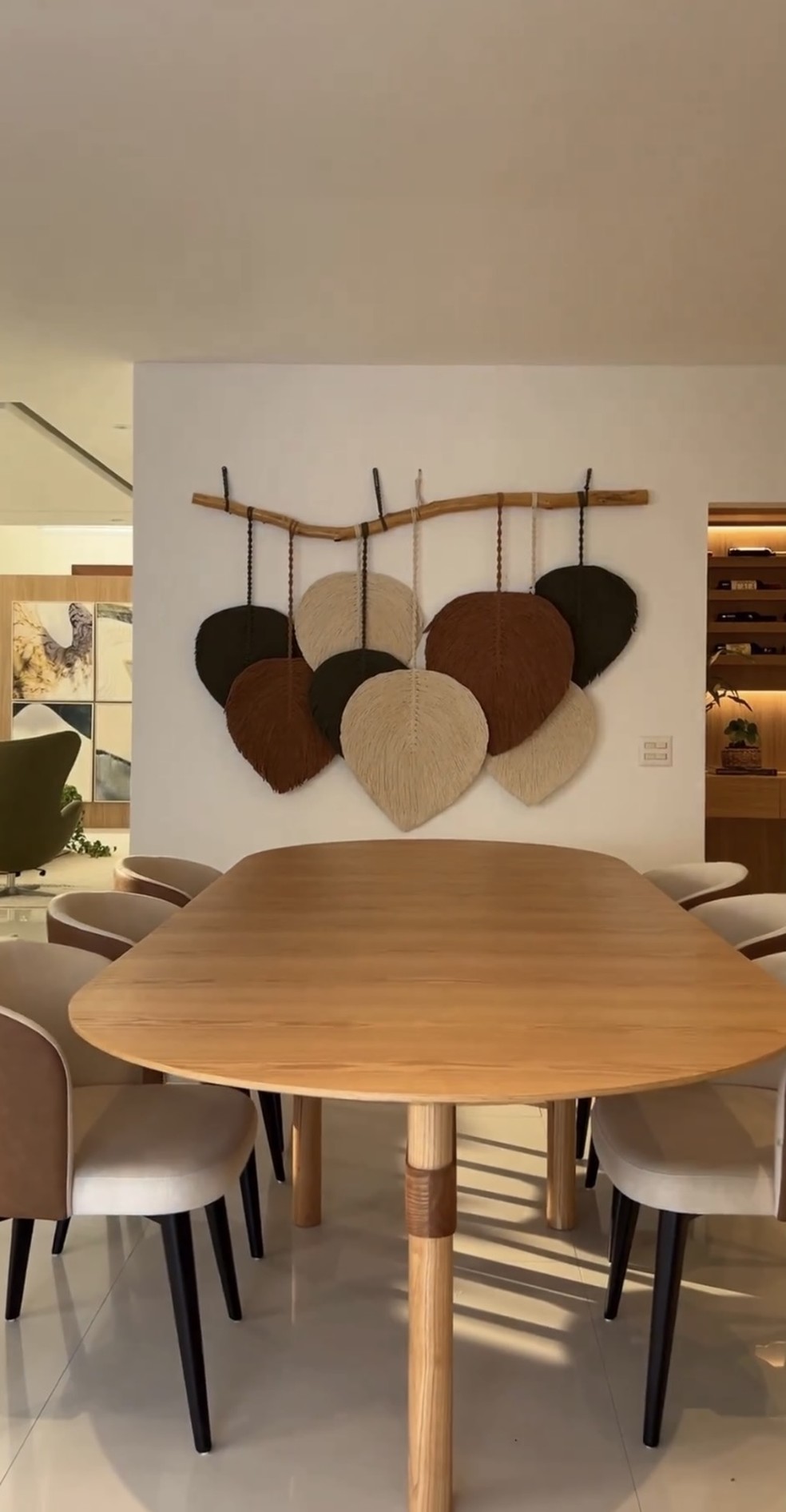 Uma mesa de madeira clara compõe a decoração da sala de jantar  — Foto: Israel Gollino