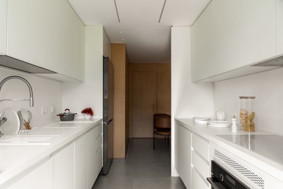 A cozinha branca é mais uma das provas da preferência de Ret pela simplicidade  — Foto: Wesley Diego Emes