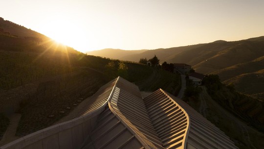 Vinícola no Douro une arquitetura sustentável e vistas incríveis
