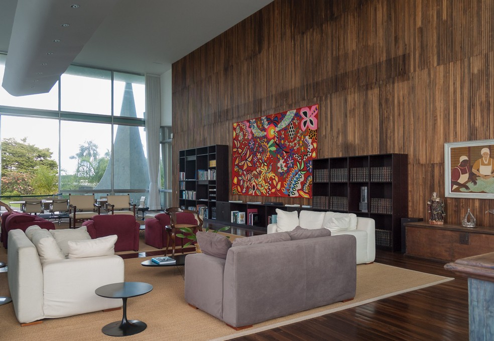 Os móveis originais do palácio foram projetados pelo arquiteto alemão Mies Van der Rohe, pela arquiteta Anna Maria Niemeyer e outros designers brasileiros e estrangeiros — Foto: Joana França