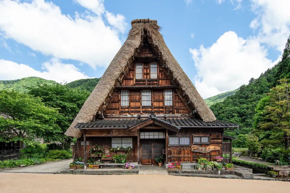 A residência possui estilo Gassho-zukuri, que confere uma estrutura inclinada ao telhado de palha — Foto: Divulgação/Airbnb