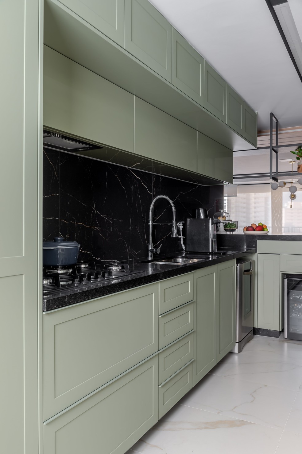 Cozinha funcional com marcenaria verde musgo, projeto assinado por Ana Rozenblit do Spaço Interior — Foto: Rafael Renzo