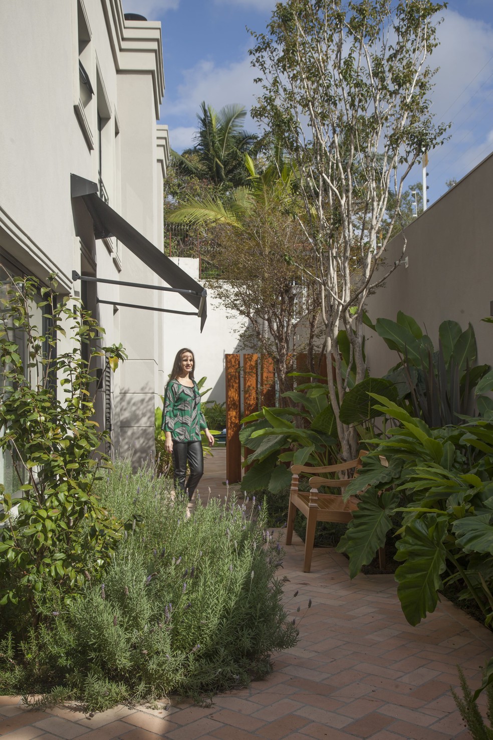 Esta residência em Itú, assinada pela arquiteta Isabella Nalon, ganhou um jardim orgânico com diferentes aromas e sensações — Foto: Julia Herman