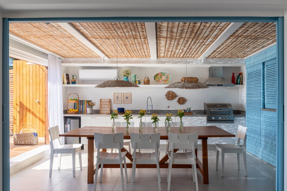 Área gourmet remete ao estilo mediterrâneo para compor o décor — Foto: Juliano Colodeti/MCA Estúdio