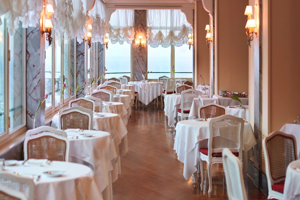 O hotel conta com três restaurantes, que são comandados pelo chef Antonino Montefusco — Foto: Divulgação/Grand Hotel Excelsior Vittoria 