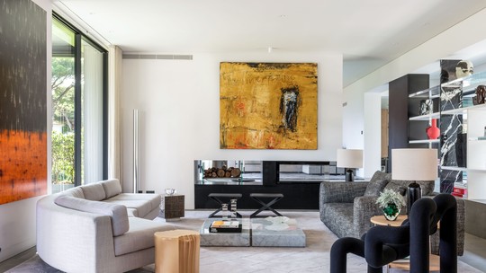 Casa de 500 m² reúne mobiliário contemporâneo, arte e texturas diversas