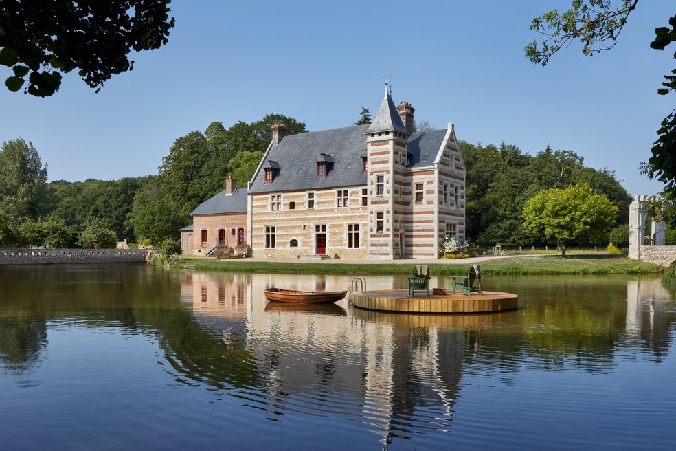 Visão geral do Château de Mirville e do lago — Foto: Claudia Zalla/Divulgação
