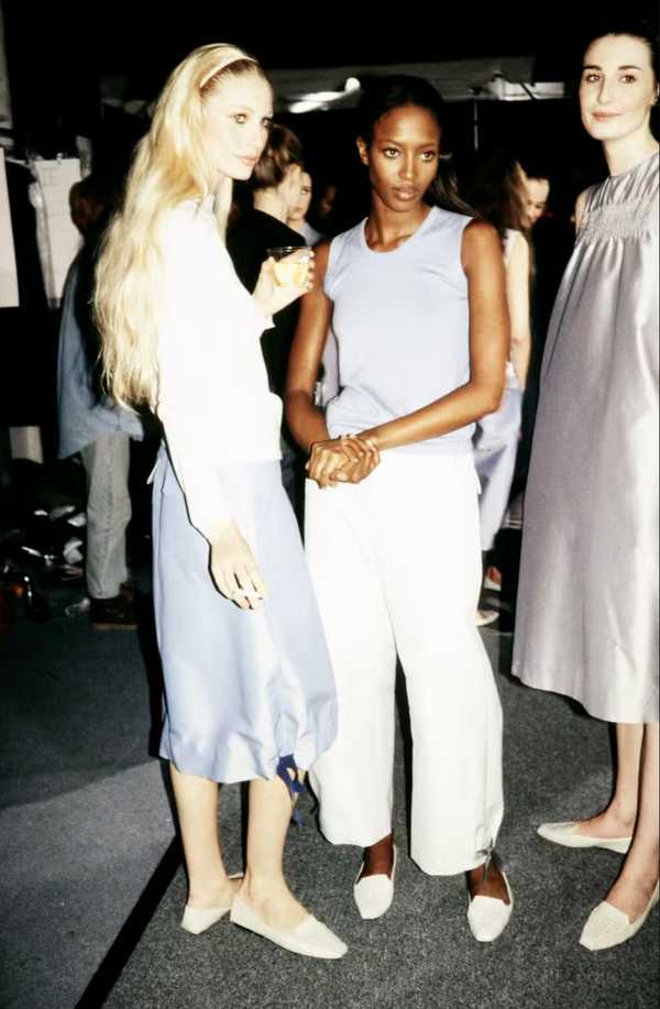 Kristy Hume, Naomi Campbell e Erin O'Connor no backstage de Marc Jacobs, em 2000