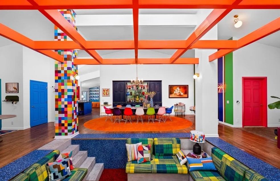 Casa com interiores multicoloridos está à venda por R$ 5,8 milhões — Foto: Divulgação