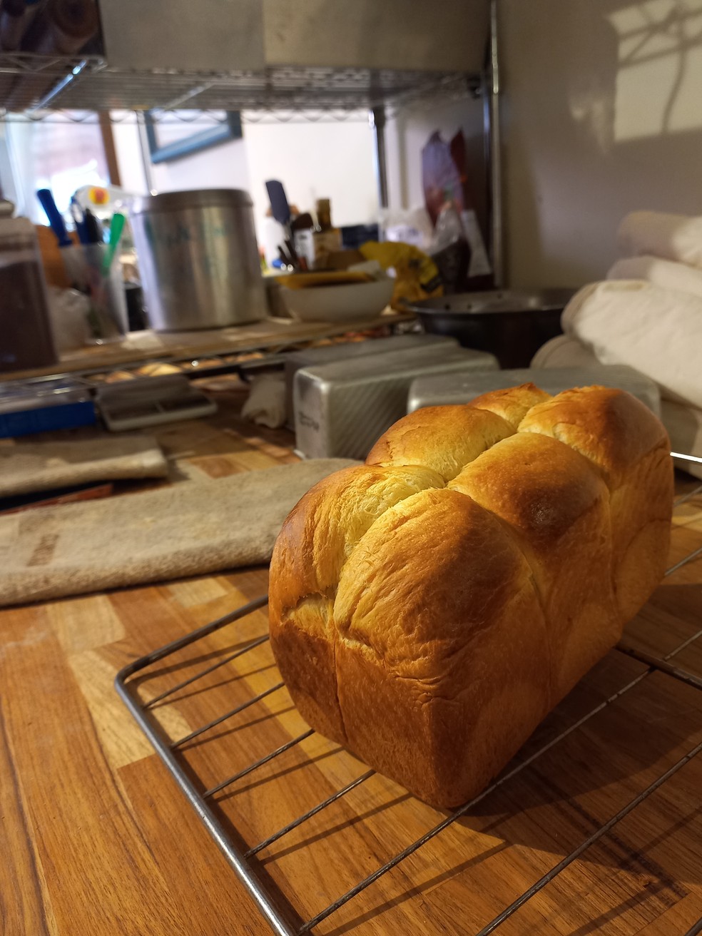 Pão brioche que acabou de sair do forno — Foto: Jonathan Pereira/Casa Vogue