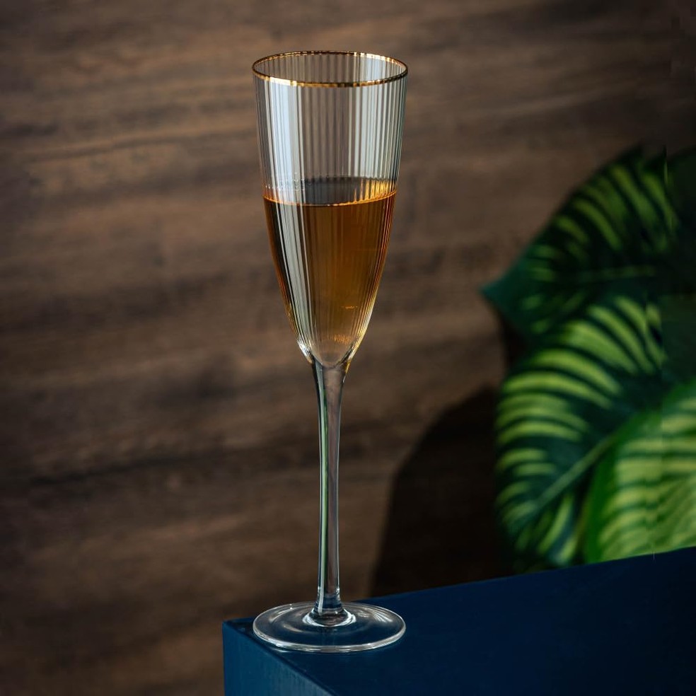 Conjunto com duas taças de champanhe com borda dourada — Foto: Reprodução/Amazon