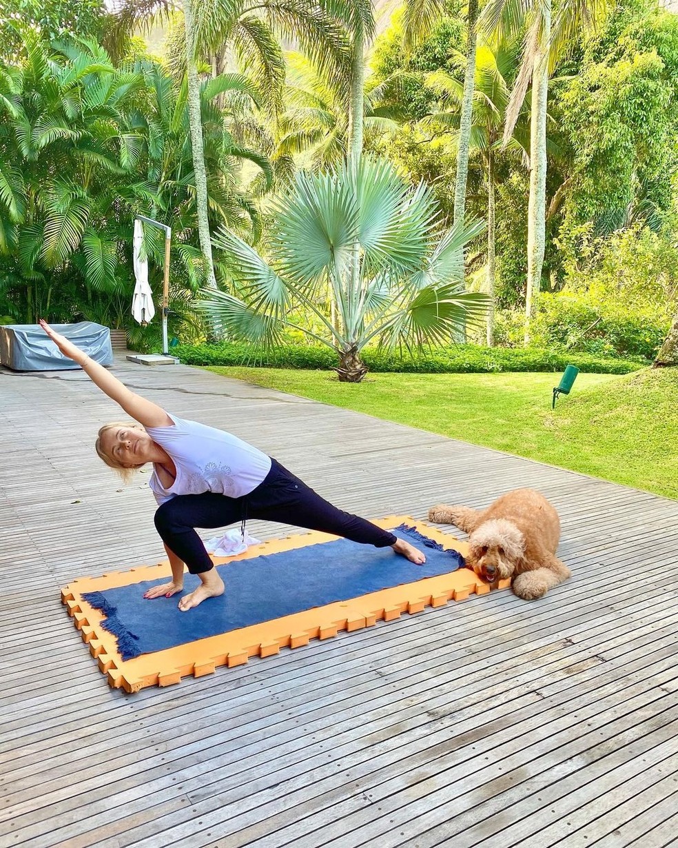 Angélica pratica yoga no quintal de sua casa no Rio de Janeiro — Foto: Reprodução/Instagram