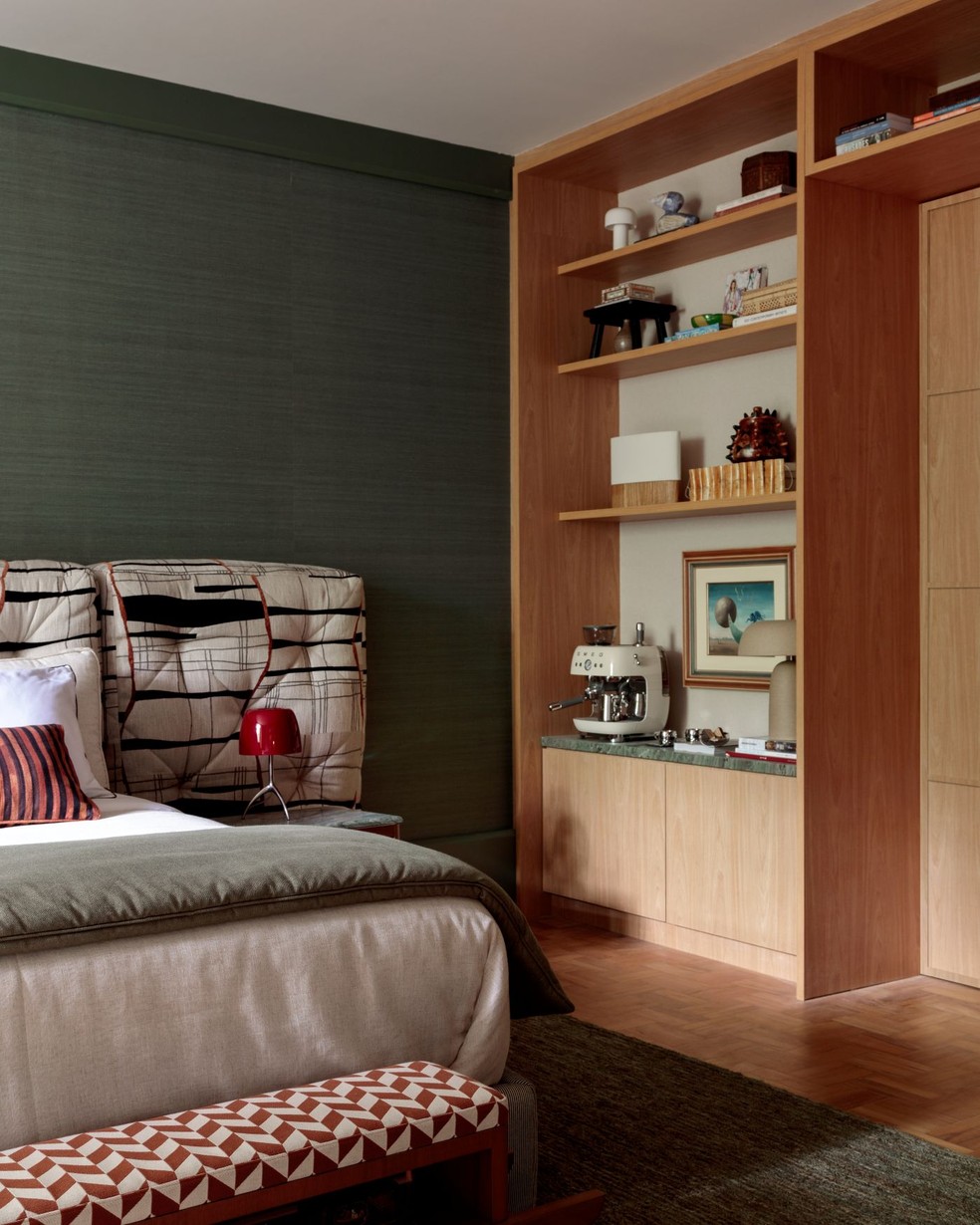 Projetado pelo Daniel de Castro Cunha Arquitetura, este quarto ganha estante de madeira com cafeteira e quadro com cores neutras — Foto: Alessandro Gruetzmacher/Divulgação