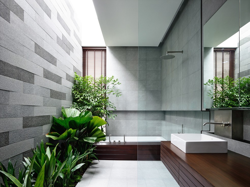 Banheiro com claraboia assinado pelo escritório HYLA Architects — Foto: Derek Swalwell/Divulgação