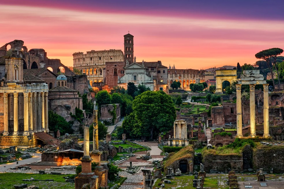 O Fórum Romano já foi o centro da vida pública de Roma. Atrás do bairro antigo fica o Coliseu, que continua sendo o maior anfiteatro do mundo. Ambos os monumentos podem ser visitados no centro da cidade — Foto: Harald Nachtmann/Getty Images