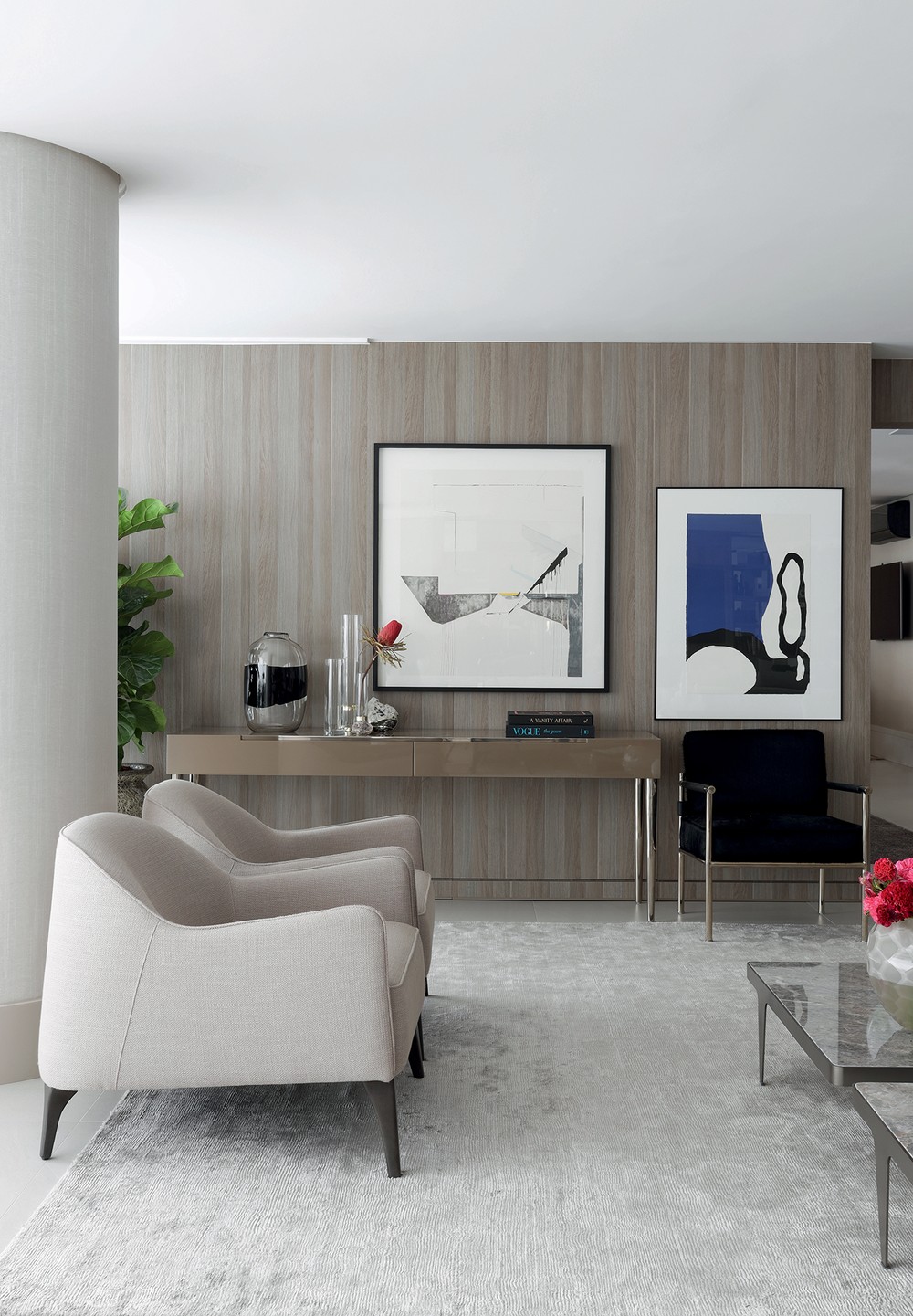 Apartamento de 450 m² tem layout fluido e coleção de arte contemporânea