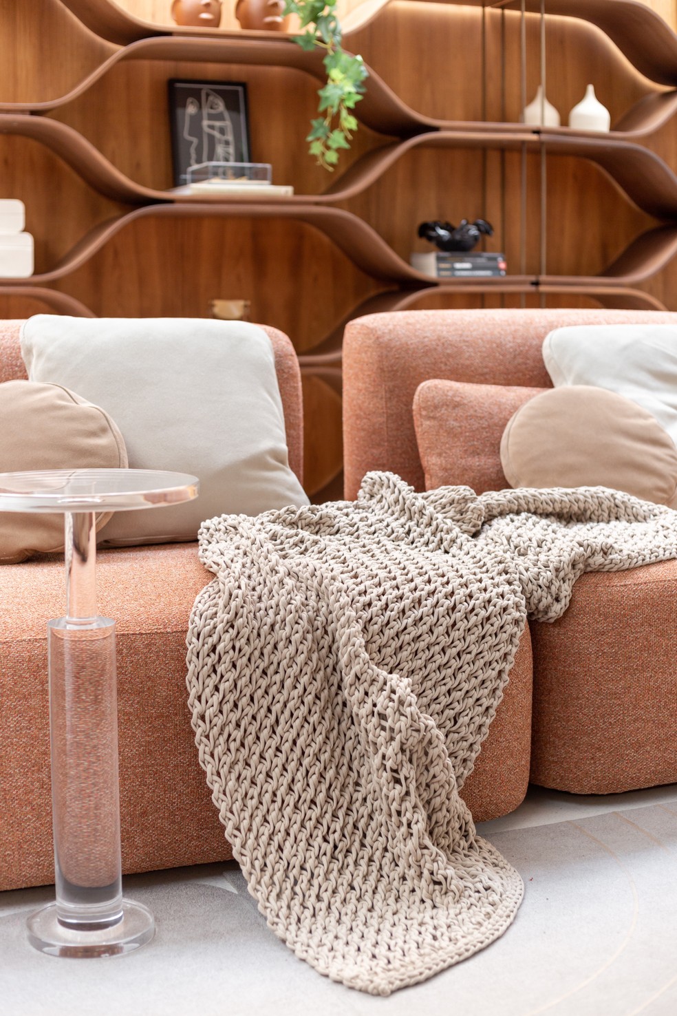 Décor do dia: living com cores terrosas, estante geométrica e