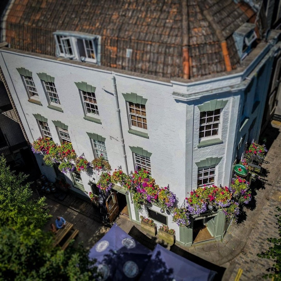 O pub The Bank Tavern funciona neste edifício em Bristol, na Inglaterra — Foto: Reprodução/Instagram @thebanktavern