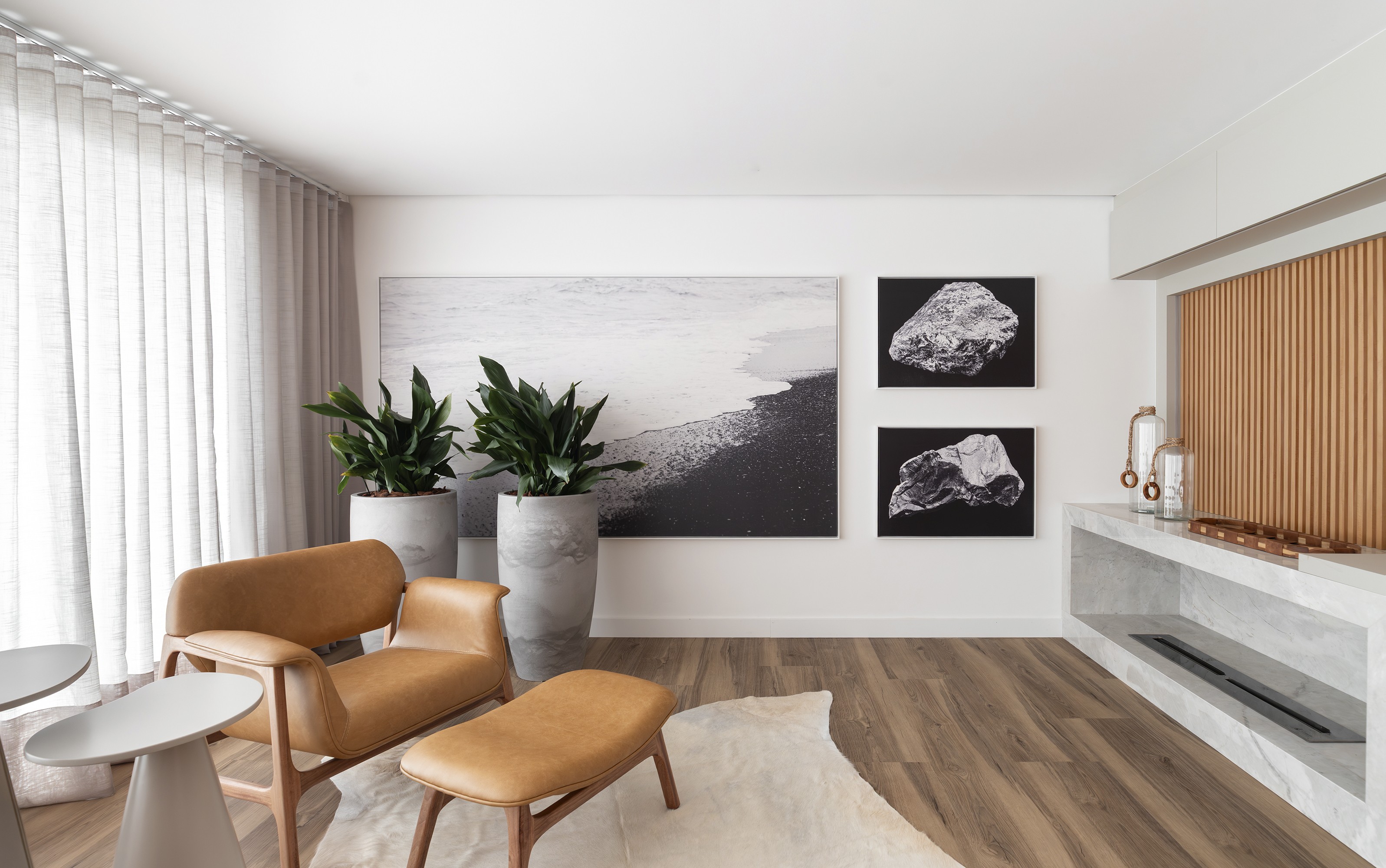 Materiais naturais dão o tom de apartamento minimalista