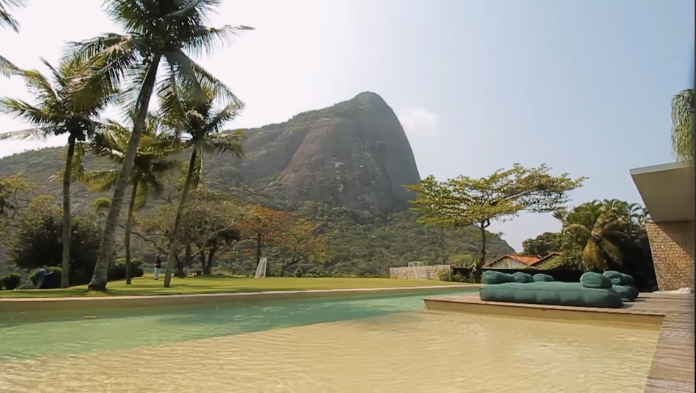 Além de piscina, a mansão possui vistas deslumbrantes do mar e do Pico da Gávea — Foto: Reprodução/YouTube @@CRISTIANOPIQUET