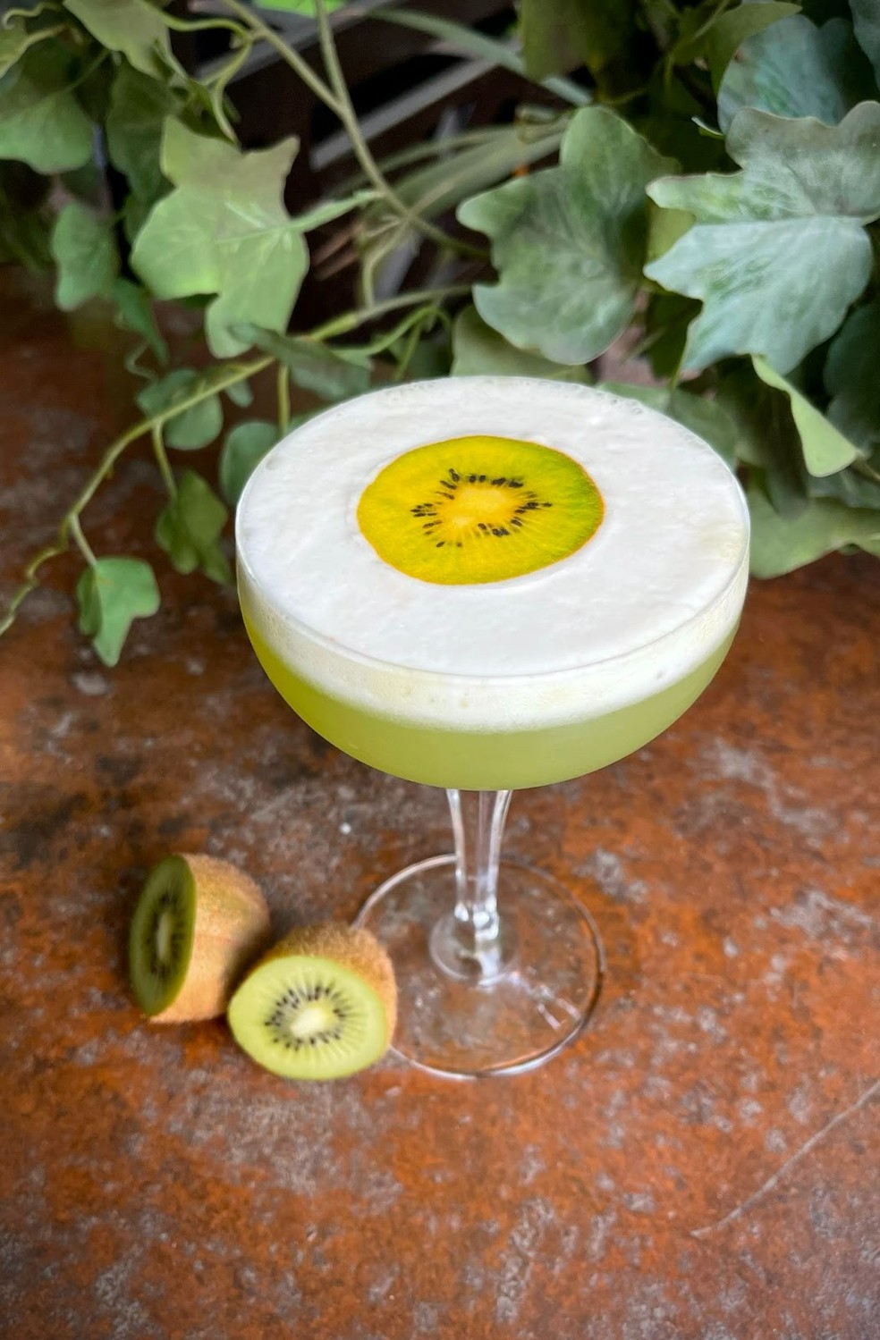 Drink Humor feito com vodka Absolut, kiwi, monin de maçã verde e espuma de gengibre e decorado com uma fatia de kiwi — Foto: Divulgação