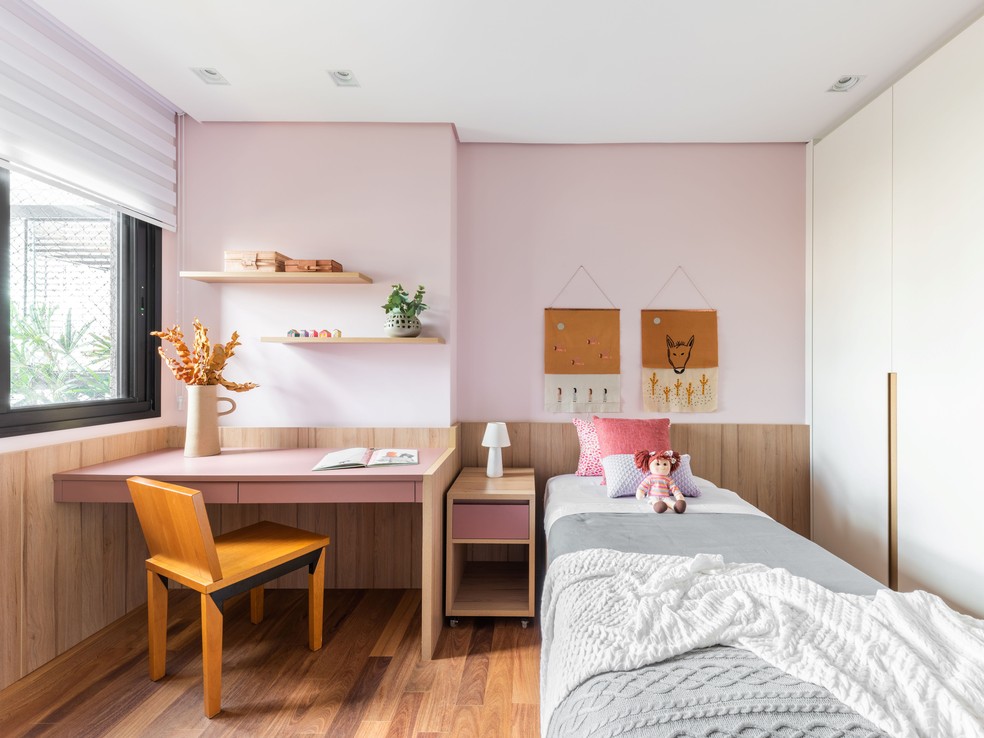No quarto da menina, tons de rosa predominam nas paredes e nos acabamentos - aqui, todos os móveis foram feitos sob medida — Foto: Guilherme Pucci
