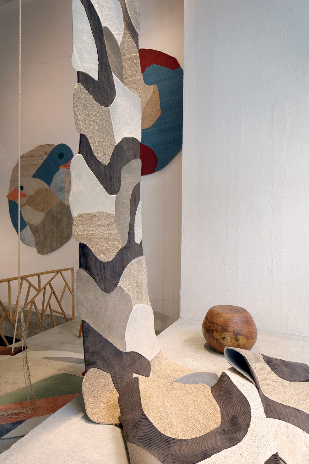 Jiboia (em primeiro plano) e Marrecas e Papagaio (ao fundo) são três dos seis modelos concebidos por Paulo Alves para a coleção Elementi, da By Kamy — Foto: Filippo Bamberghi