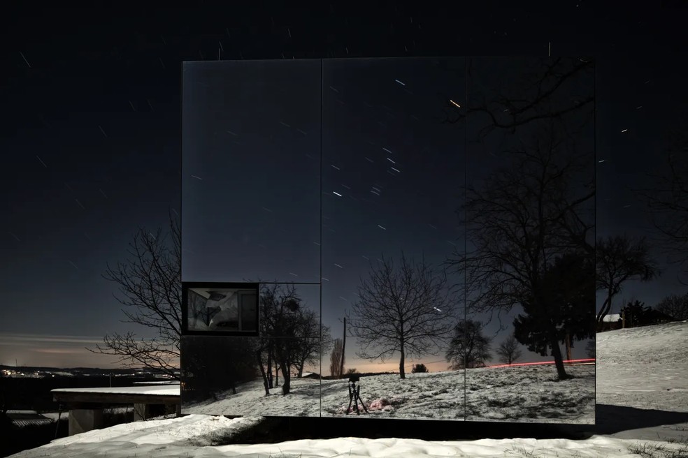 9 casas de espelho praticamente invisíveis — Foto: Christian Brandstaetter/Cortesia de Delugan Meissl Associated Architects