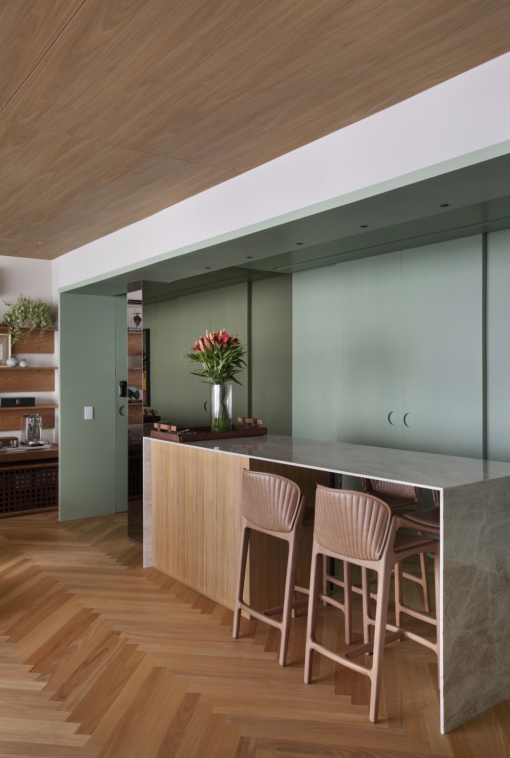 Décor do dia: área social com pórtico em marcenaria verde clara