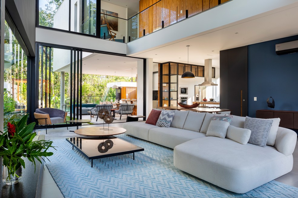 Casa de praia de 410 m² com amplos painéis de vidro possui área gourmet ...