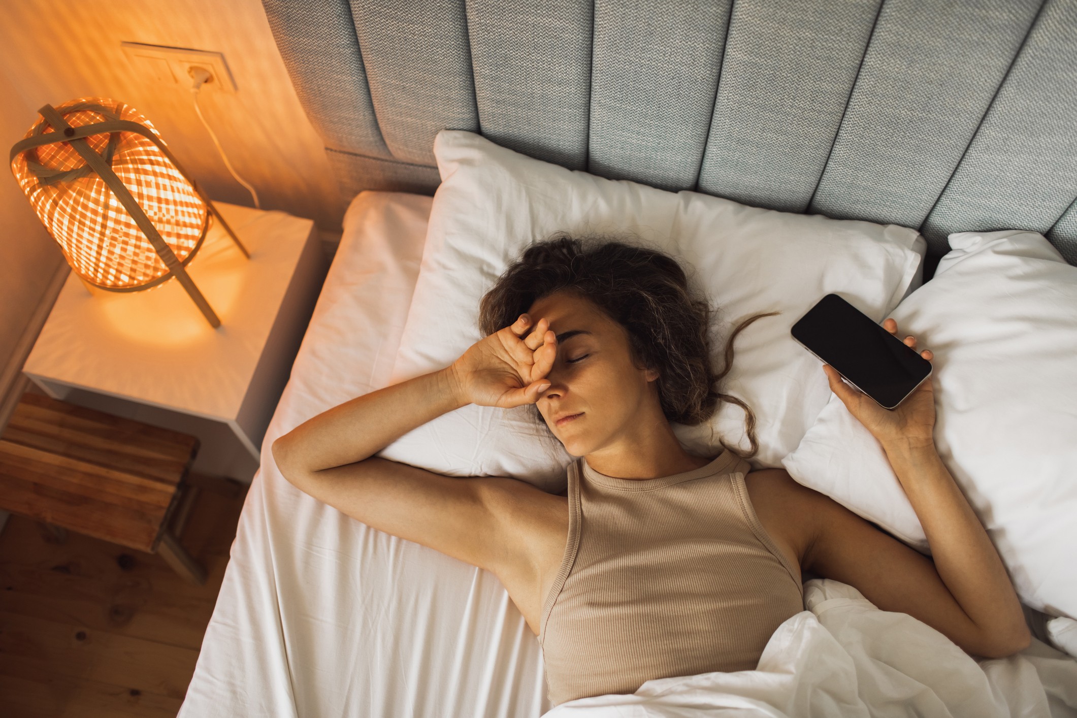 O que significa acordar várias vezes no meio da noite, segundo a psicologia