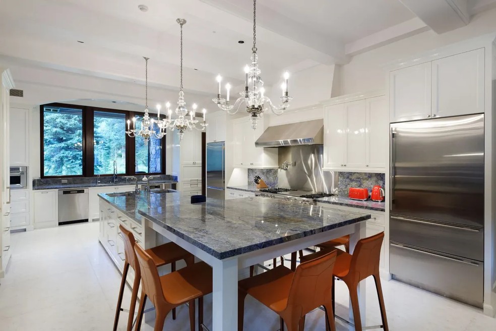 A cozinha possui um design minimalista e moderno — Foto: Divulgação/Sotheby's International Realty