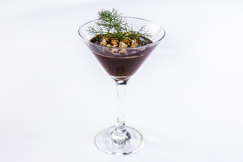 . Mousse de Chocolate Amargo com Crocantes de Castanhas e Flor de Sal — Foto: Divulgação Kurotel