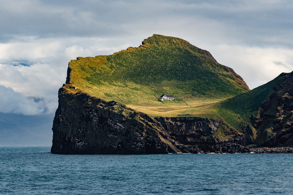 Conhecida como 'a casa mais solitária do mundo', esta casa está em Elliðaey, Islândia — Foto: PFE/GettyImages