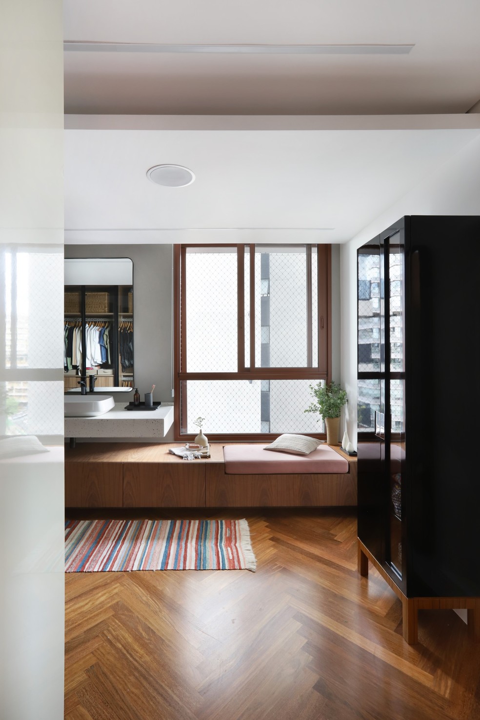 Apartamento de fotógrafa exalta contemporaneidade brasileira