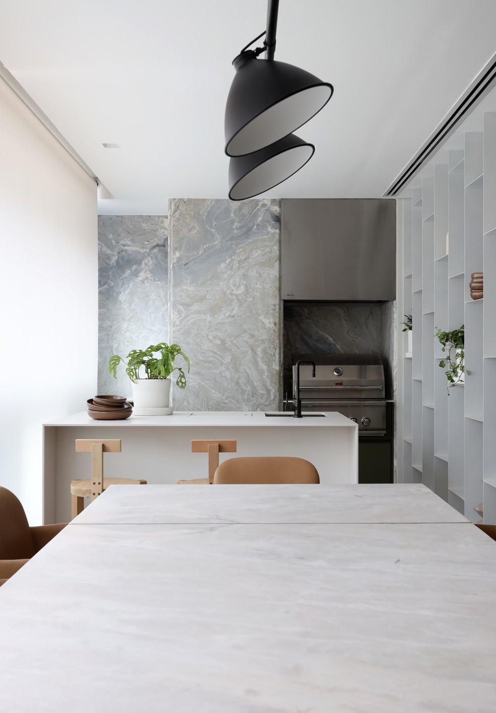 Apartamento integrado tem cozinha verde e varanda gourmet