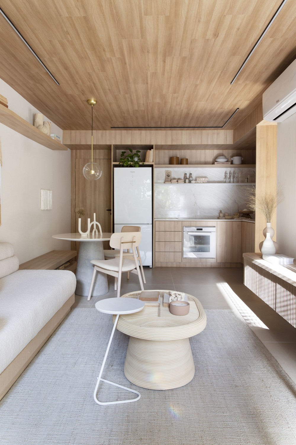 Apartamento de 68 m² com marcenaria sob medida e paleta de tons claros