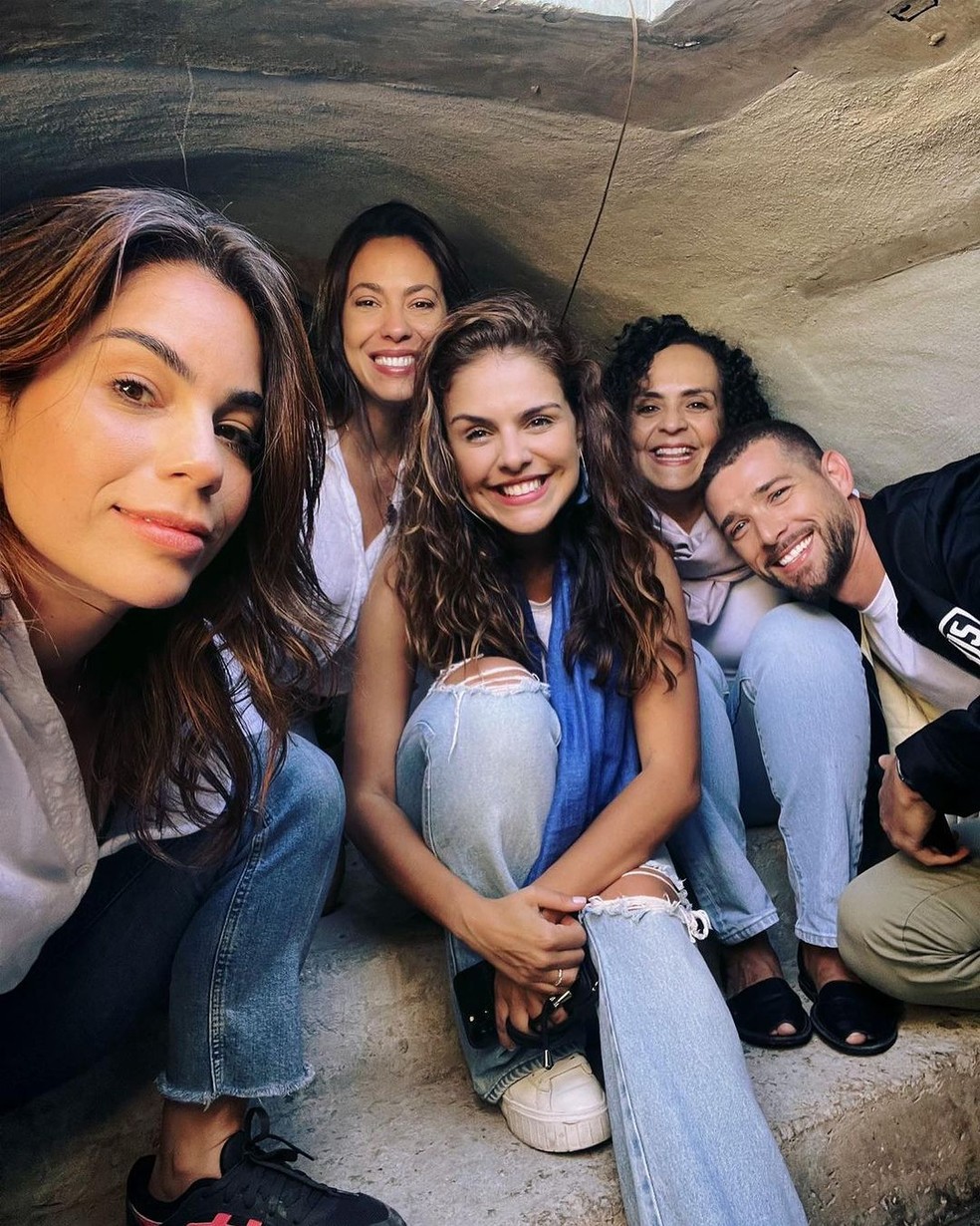 Paloma Bernardi sobe nos braços do Cristo Redentor com grupo de amigos — Foto: Reprodução/Instagram