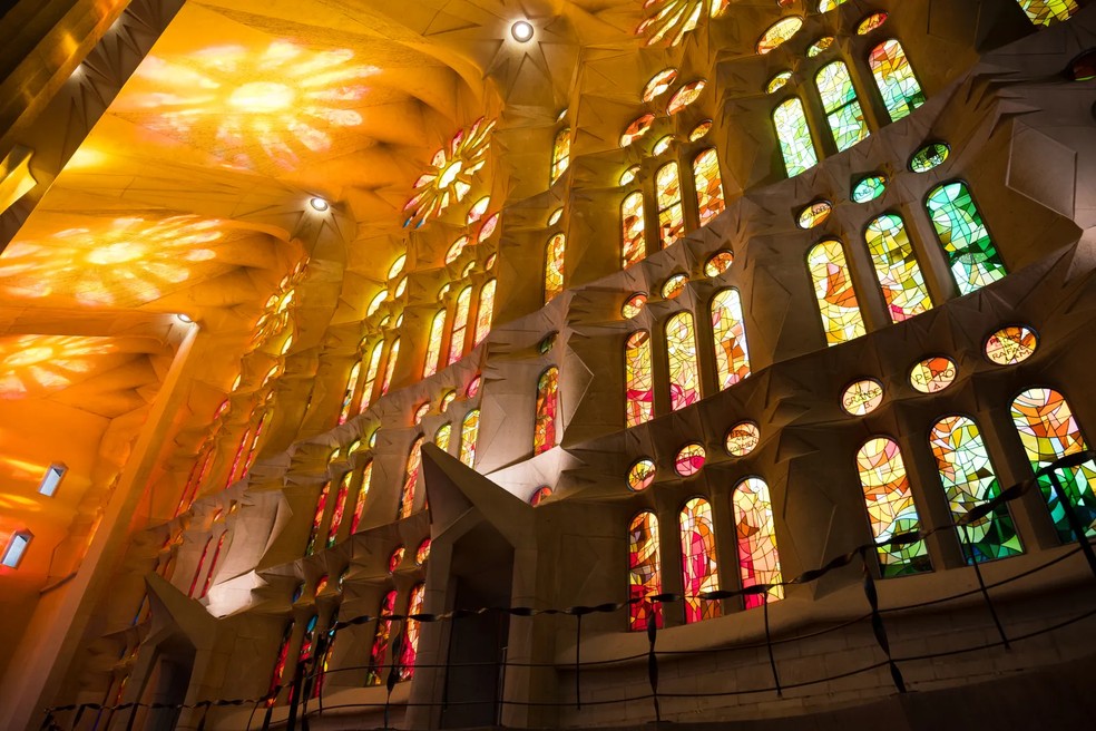 A luz colorida do interior está entre as características mais cativantes do edifício — Foto: Matthew Horwood/Getty Images