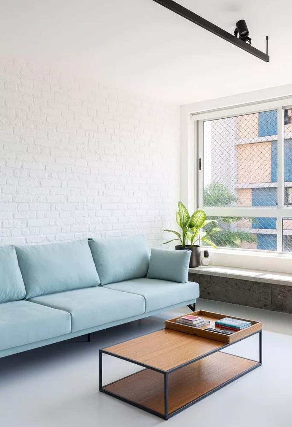 Sala de estar com decoração minimalista leva assinatura do escritório Balaio Arquitetura  (Foto: Manuel Sá) — Foto: Casa Vogue