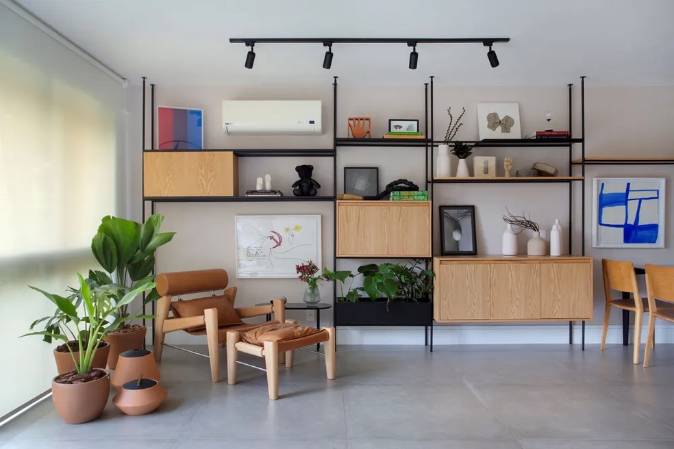 Estante minimalista de ferro e madeira chama a atenção neste projeto da arquiteta Isabella Lucena  — Foto: Denilson Machado/MCA Estúdio