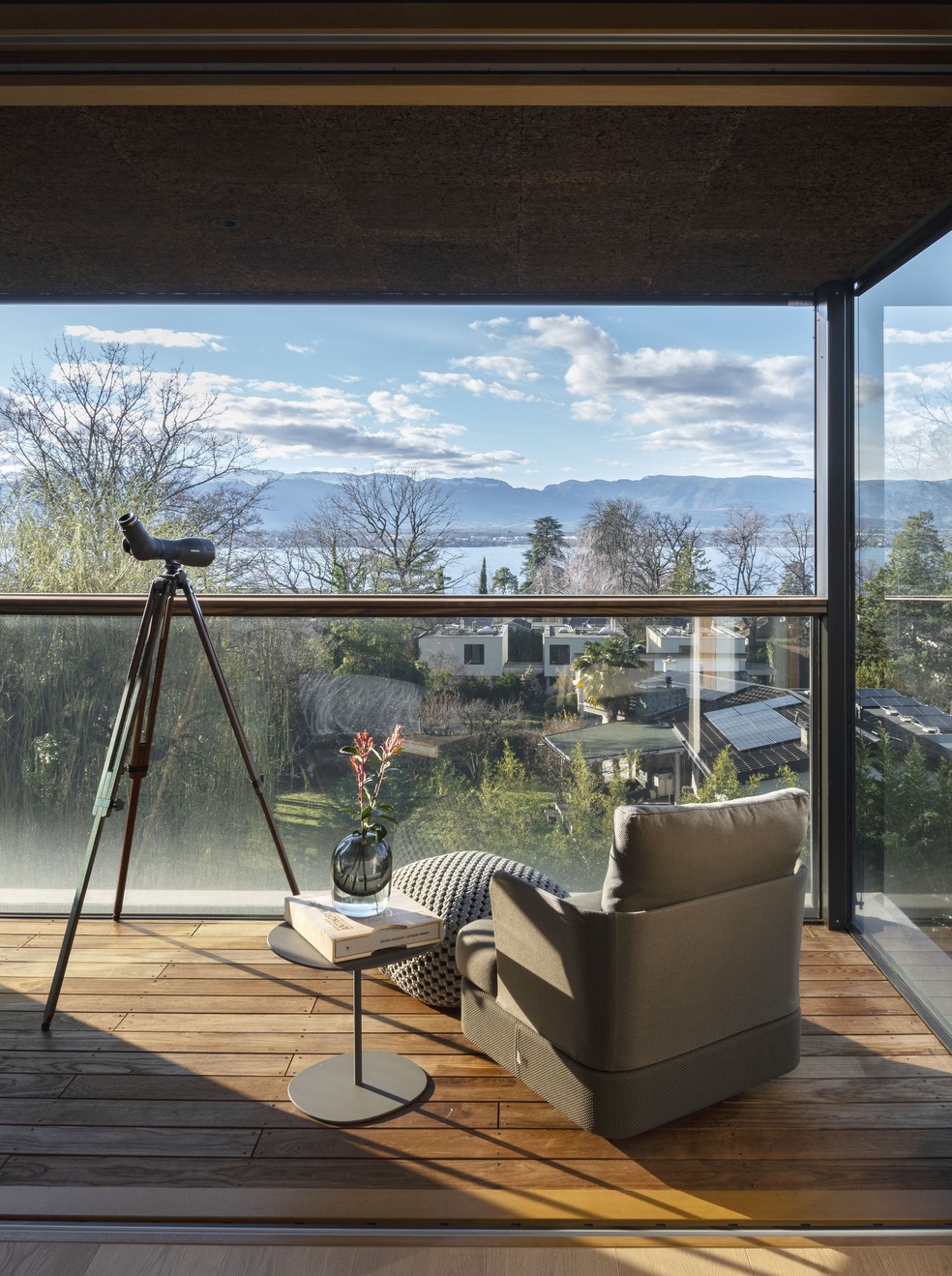 A varanda conta com peças de Paola Lenti e, ao fundo, a vista do lago de Genebra — Foto: Tuca Reinés