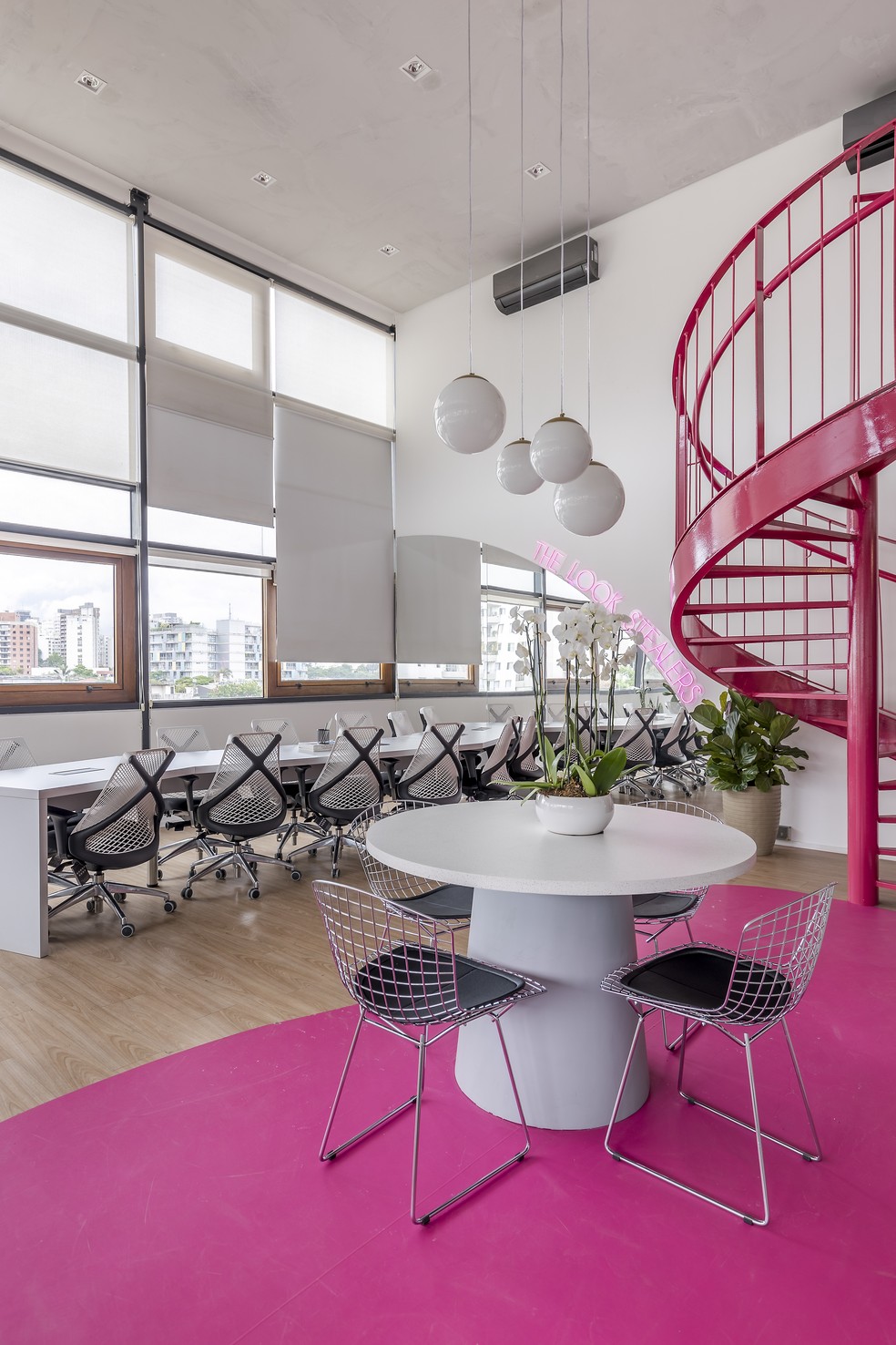 Décor do dia: escritório com escada rosa e espaço amplo integrado