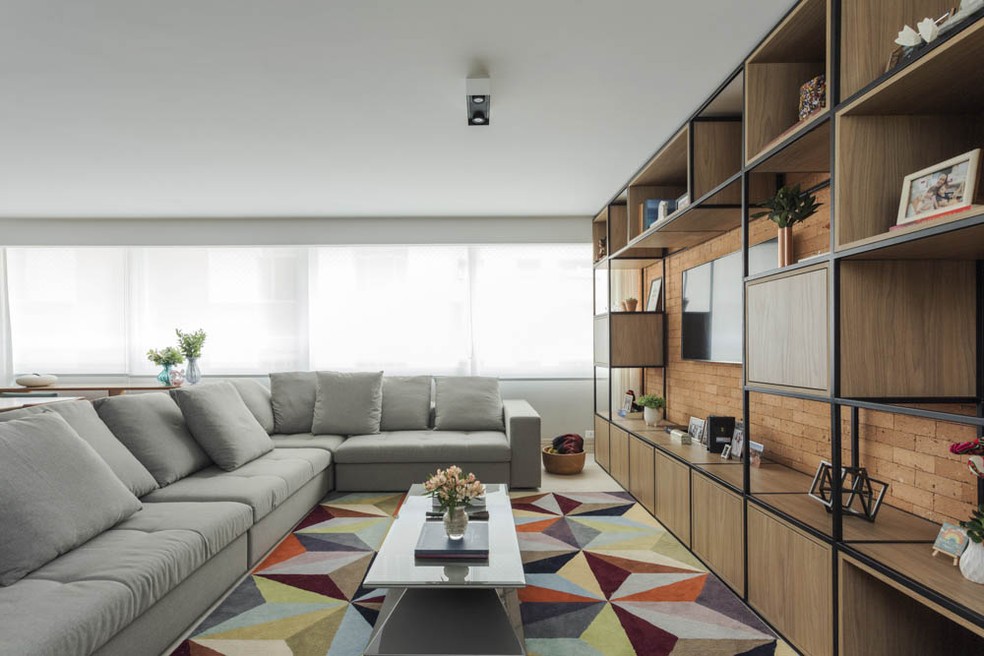 Sala de estar projetada pela arquiteta Karen Pisacane — Foto: Thiago Travesso