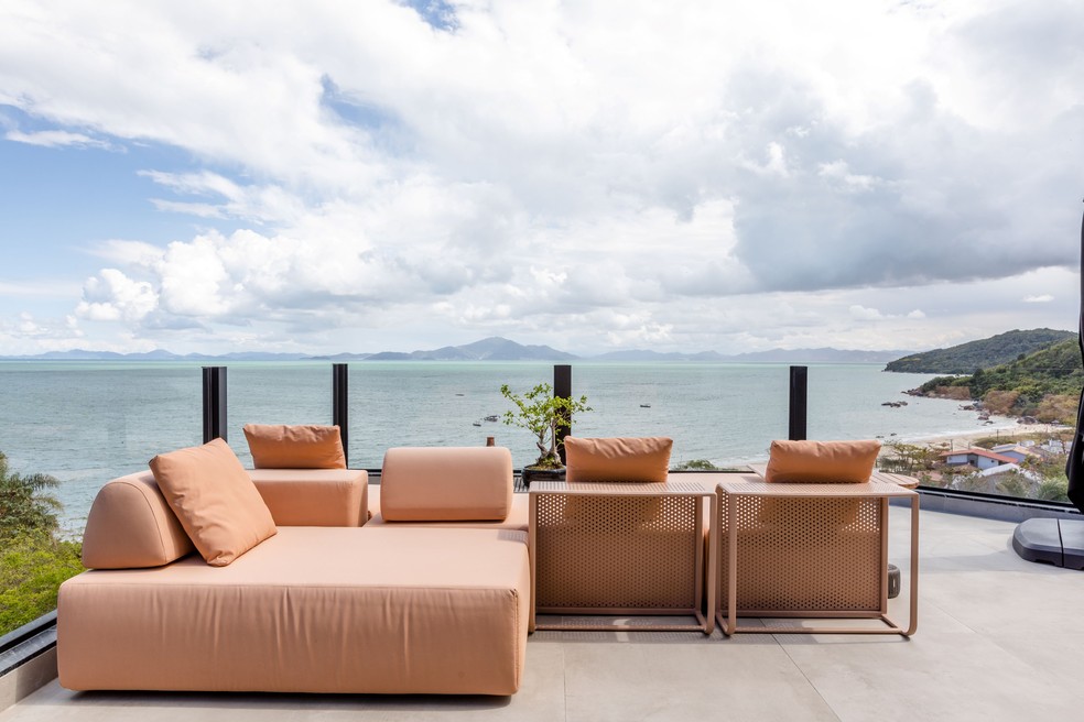 Casa de praia de 379 m² com materiais naturais e móveis planejados — Foto: Fábio Jr Severo