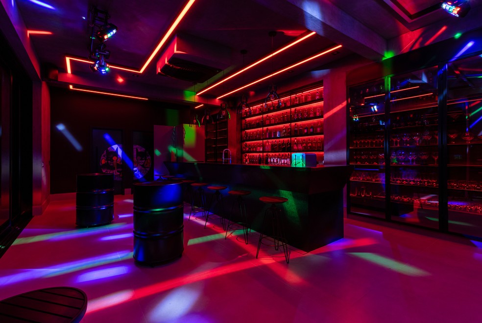 Bar iluminado com luzes neon — Foto: Gabriel Fernandes